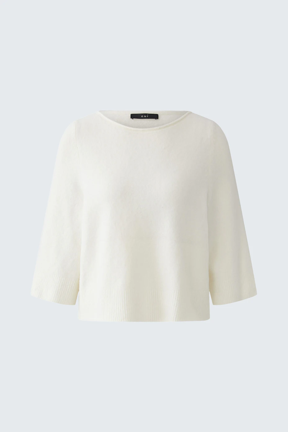 Casual women's pullover: Simple white pullover with wide sleeves, perfect for a relaxed look.
