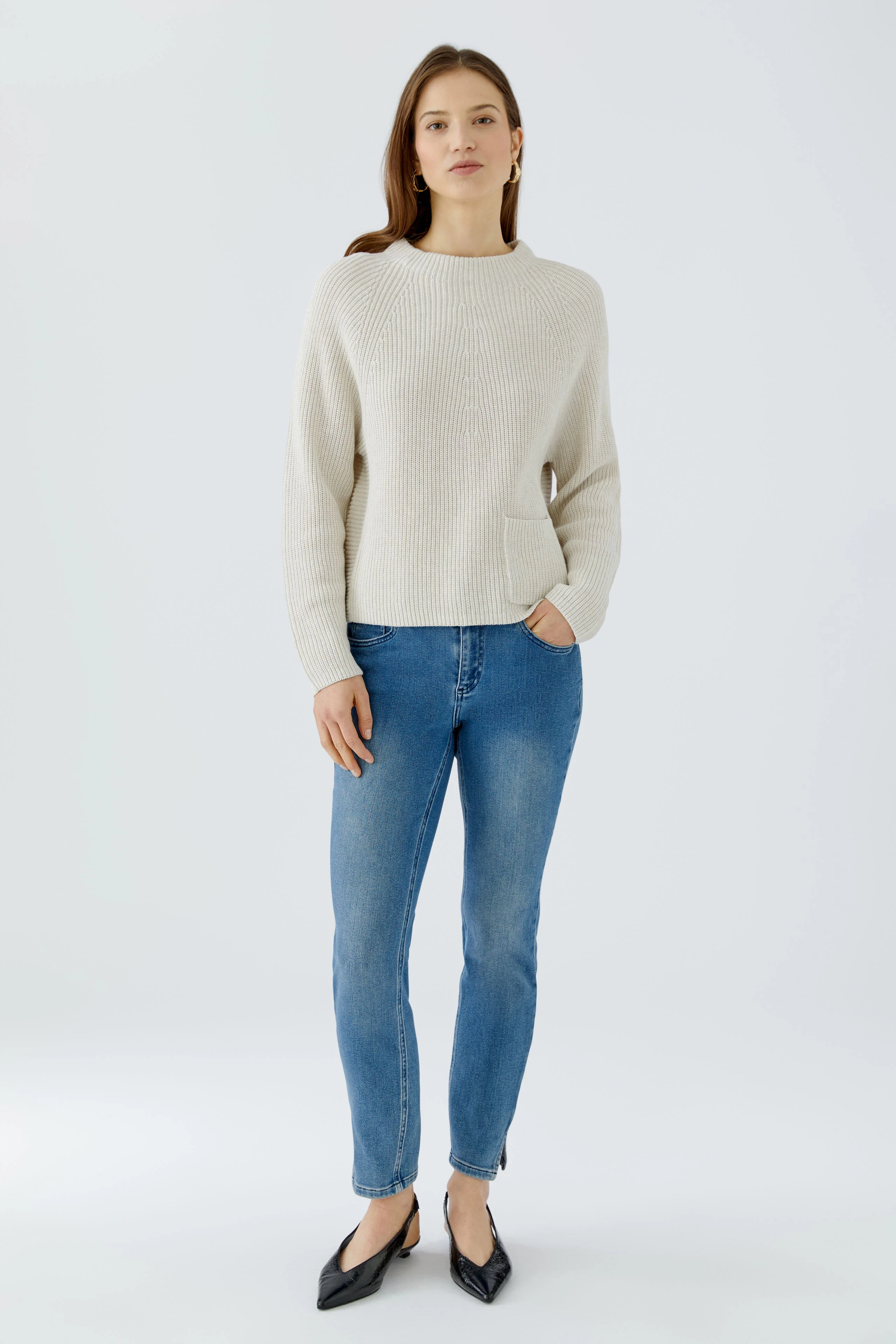 Beiger Damen-Pullover mit lässigem Schnitt und praktischer Tasche auf der Vorderseite.