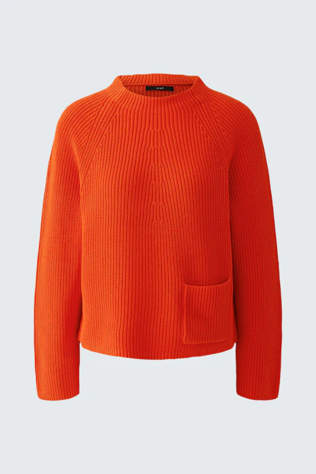 Leuchtend orangefarbener Pullover mit Rundhalsausschnitt und aufgesetzter Tasche, ohne Model abgebildet.