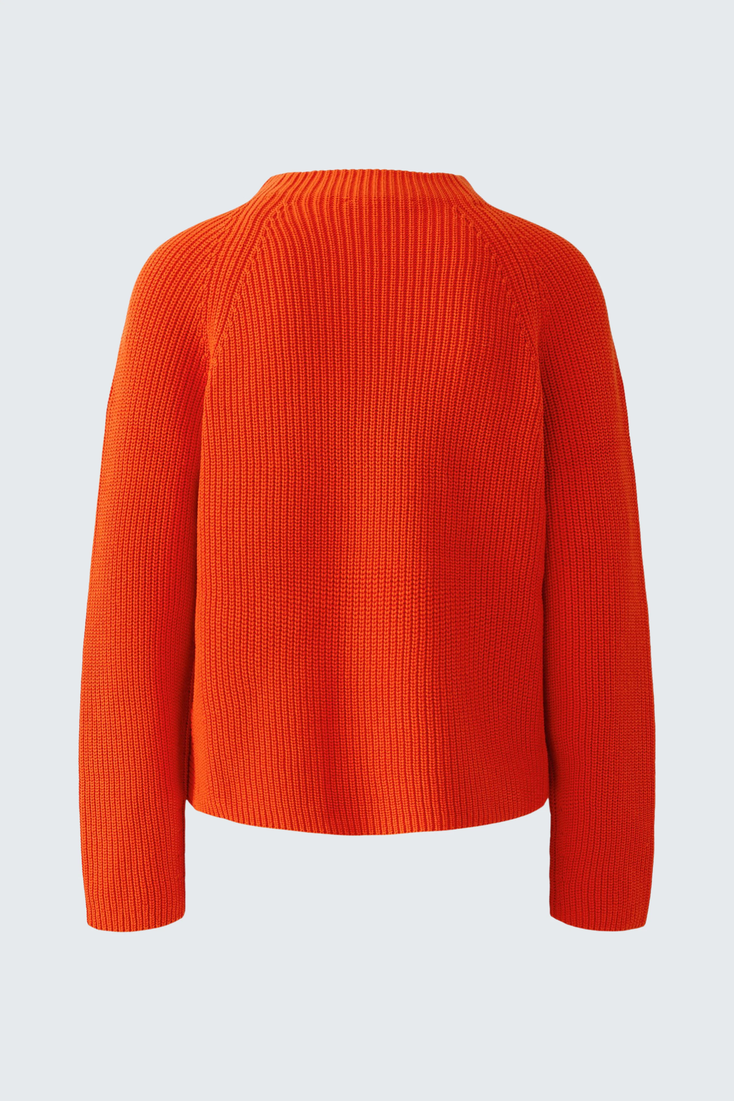 Leuchtend orangefarbener Pullover: Strickdesign, ideal für einen auffälligen Look.