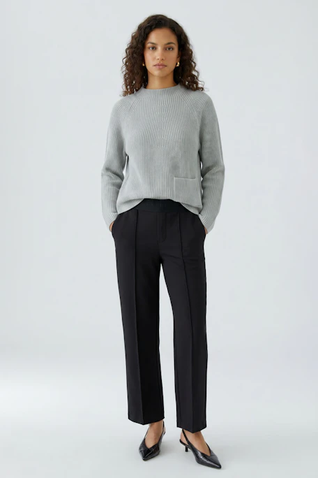 Grauer Damen-Pullover: Schlichter Strickpullover mit Rundhalsausschnitt und aufgesetzter Tasche.