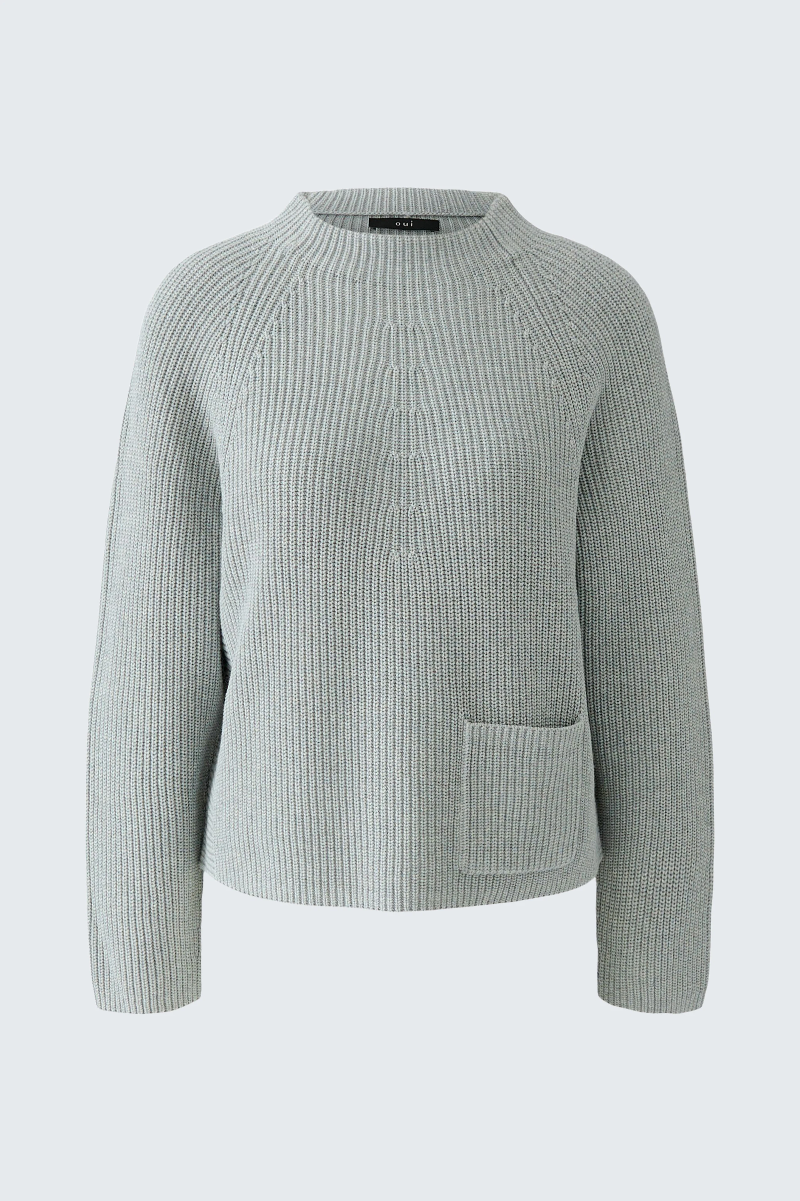 Grauer Damen-Pullover: Schlichter Strickpullover mit Rundhalsausschnitt und aufgesetzter Tasche.