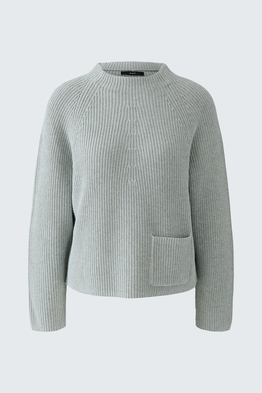 Grauer Damen-Pullover: Schlichter Strickpullover mit Rundhalsausschnitt und aufgesetzter Tasche.