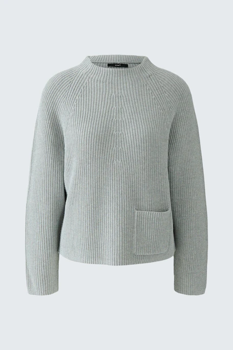 Grauer Damen-Pullover: Schlichter Strickpullover mit Rundhalsausschnitt und aufgesetzter Tasche.