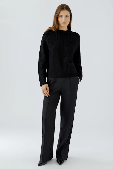 Schwarzer Damen-Pullover mit lässigem Schnitt und praktischer Tasche auf der Vorderseite.