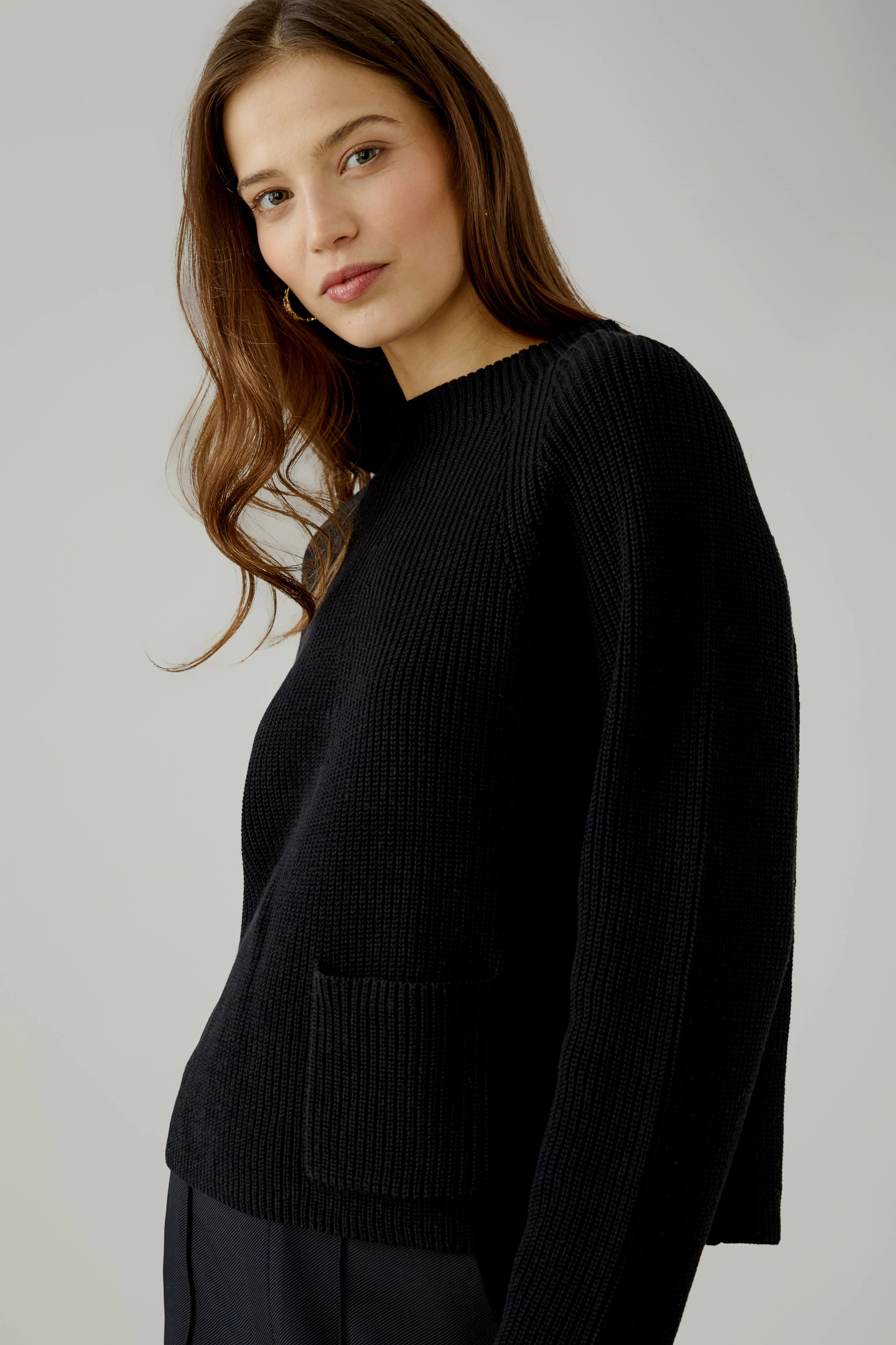 Schwarzer Damen-Pullover mit lässigem Schnitt und praktischer Tasche auf der Vorderseite.