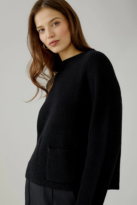 Schwarzer Damen-Pullover mit lässigem Schnitt und praktischer Tasche auf der Vorderseite.