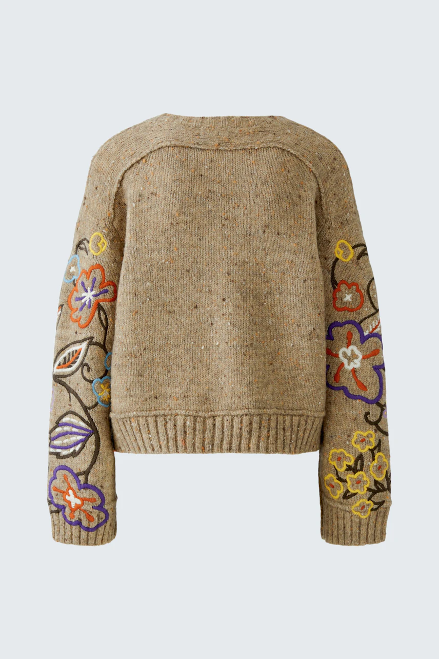 Beiger Damen-Pullover mit bunten Blumenstickereien auf den Ärmeln, ohne Model abgebildet.
