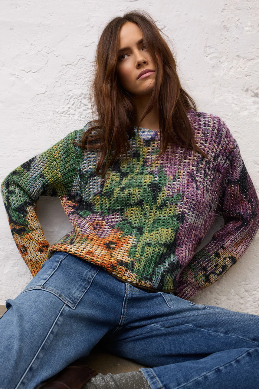 Casual women's pullover: Woman in colorful knit pullover and relaxed jeans, exuding a laid-back vibe.