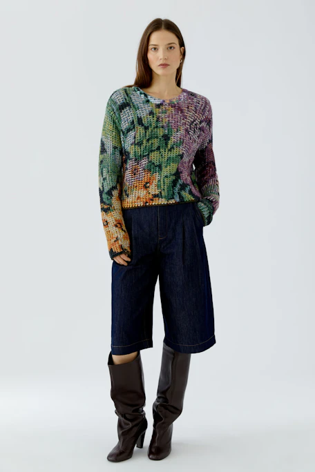 Bunter Damen-Pullover: Strickpullover mit lebendigem Blumenmuster in kräftigen Farben, ohne Model abgebildet.