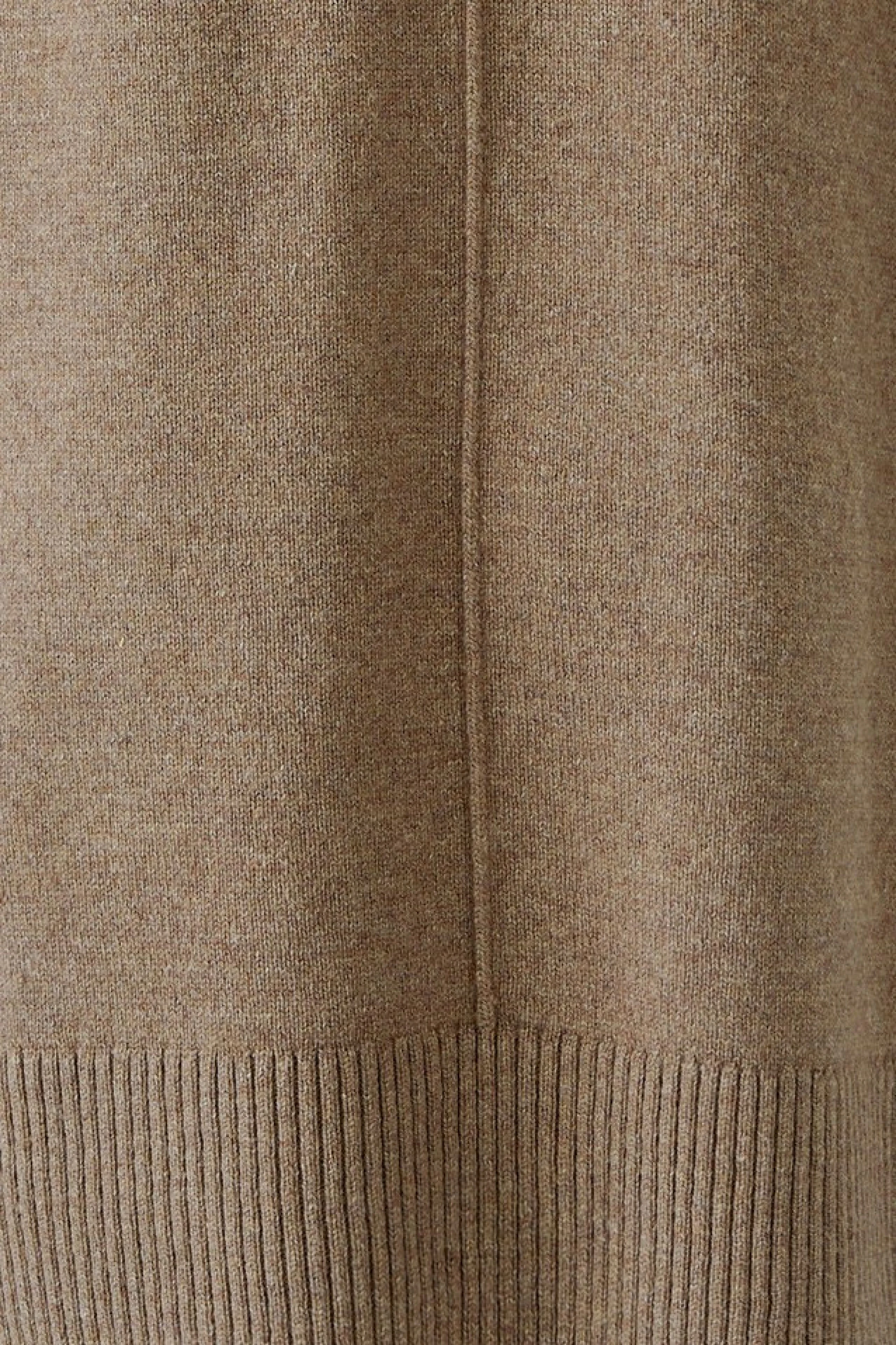 Beiger Damen-Pullover: Detailansicht des Strickmusters mit geripptem Saum, ohne Model.