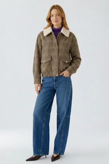 Kariertes Blouson mit Teddykragen, ohne Model. Praktisch und stilvoll für kühle Tage.
