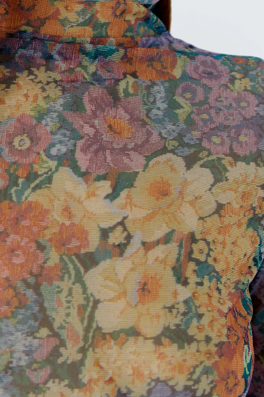 Buntes Langarmshirt mit floralem Muster. Ideal für einen lebendigen Look.