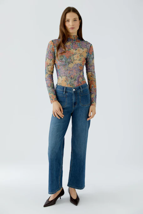 Buntes Langarmshirt mit floralem Muster. Ideal für einen frischen, modischen Look.