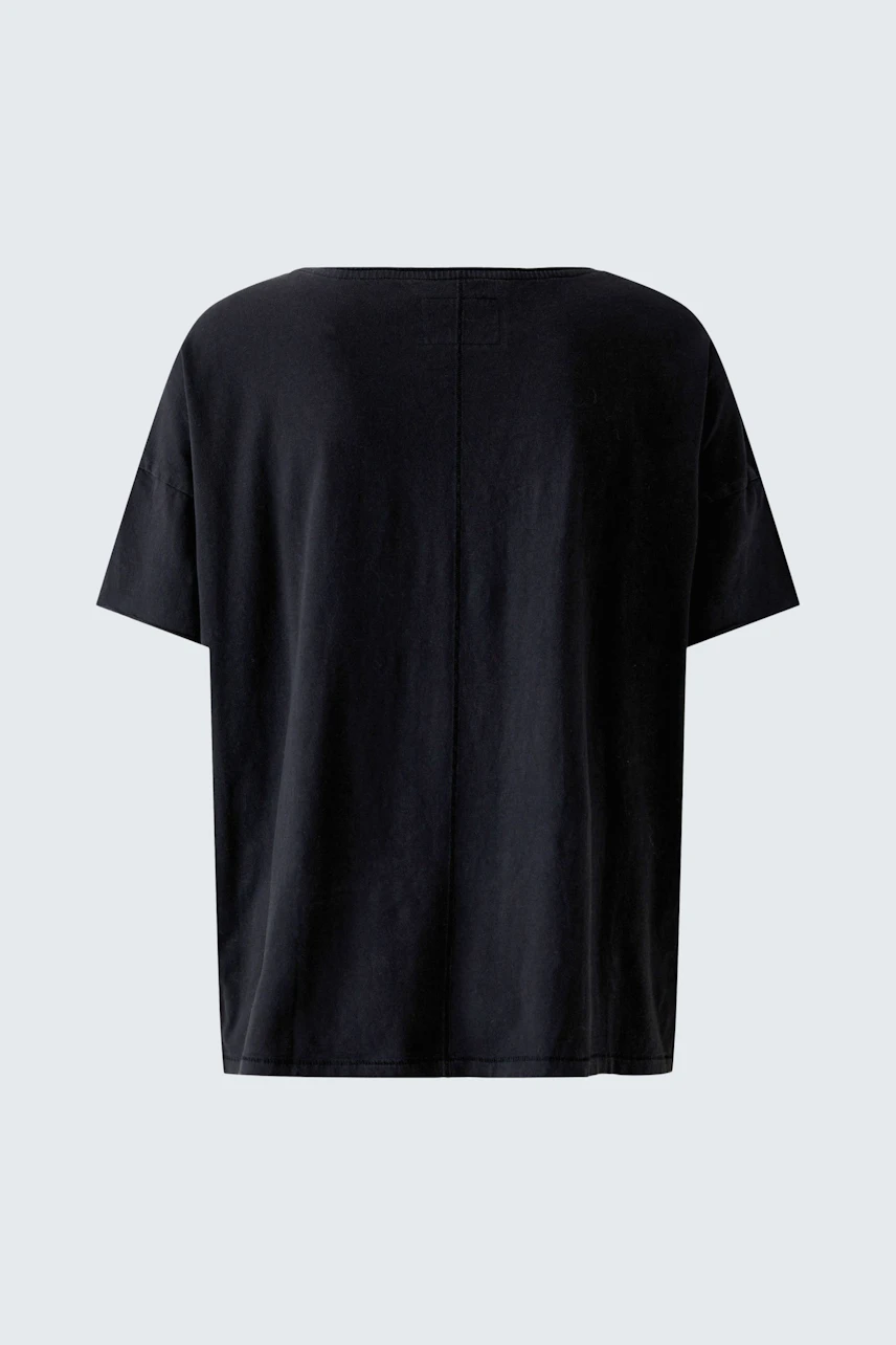 Casual black T-shirt: Simple black T-shirt with short sleeves, perfect for everyday wear.