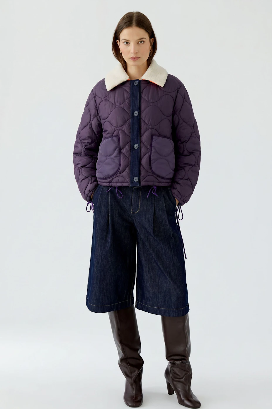 Lässige Wendejacke: Dunkelviolett mit orangefarbenem Innenfutter und großen Taschen, ohne Model.