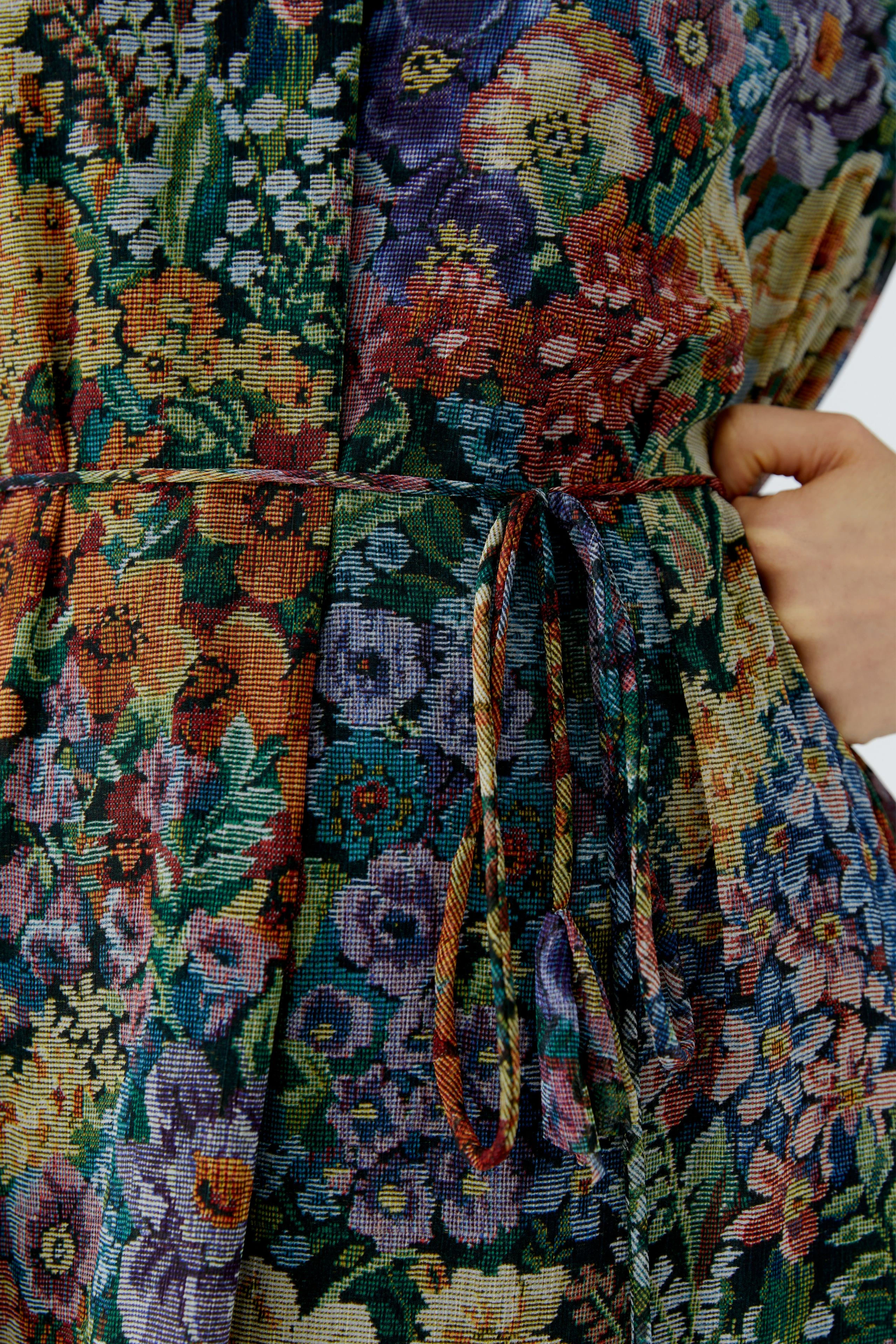 Florales Maxikleid: Nahaufnahme eines bunten Blumenmusters mit Bindegürtel, ohne Model.