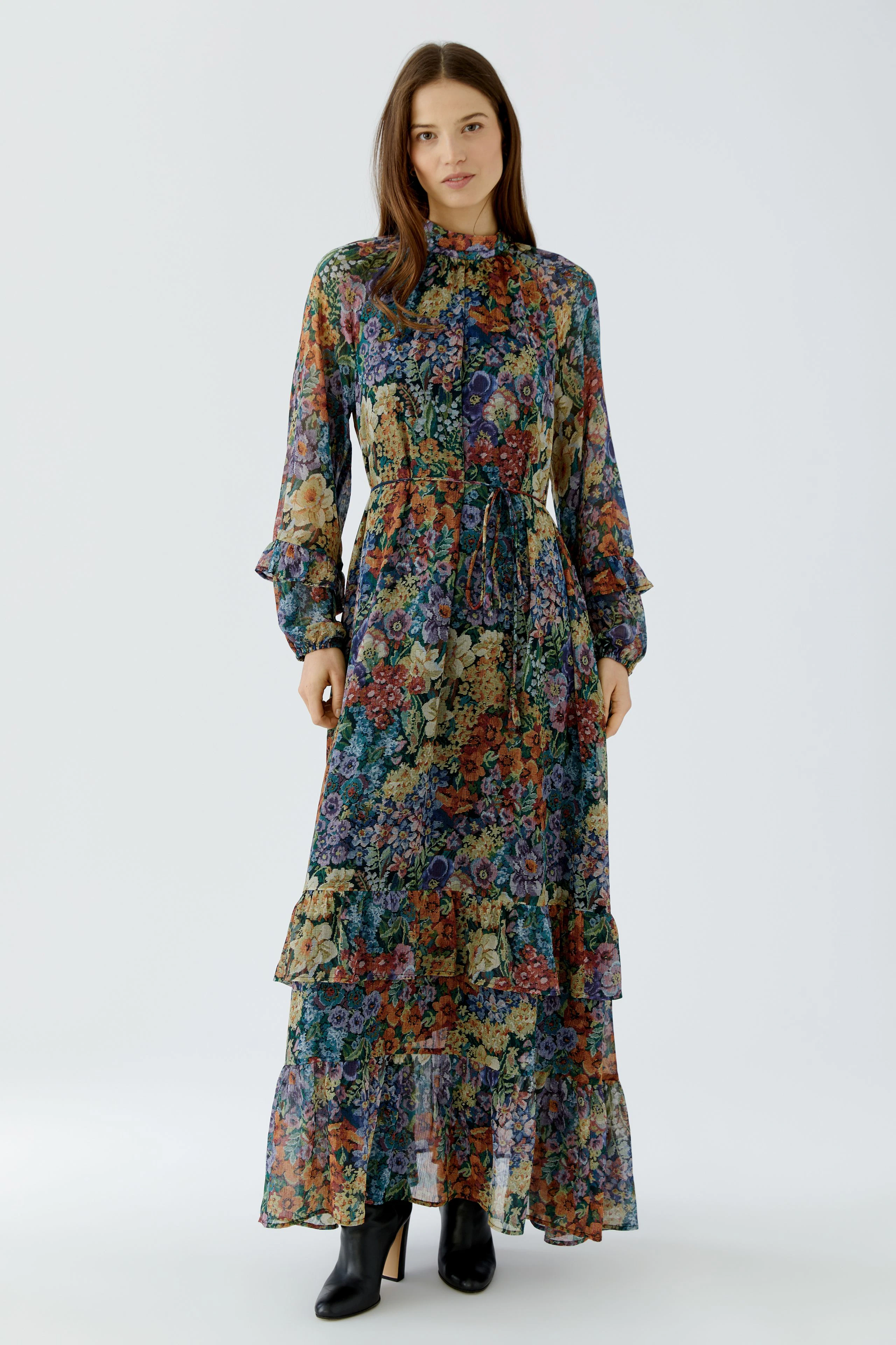 Farbenfrohes Maxikleid: Langes, florales Kleid mit Rüschen und weitem Schnitt, ohne Model abgebildet.