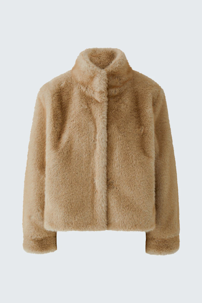 Kuschelige Outdoorjacke: Weiche, beige Jacke ohne Model, ideal für kalte Tage.