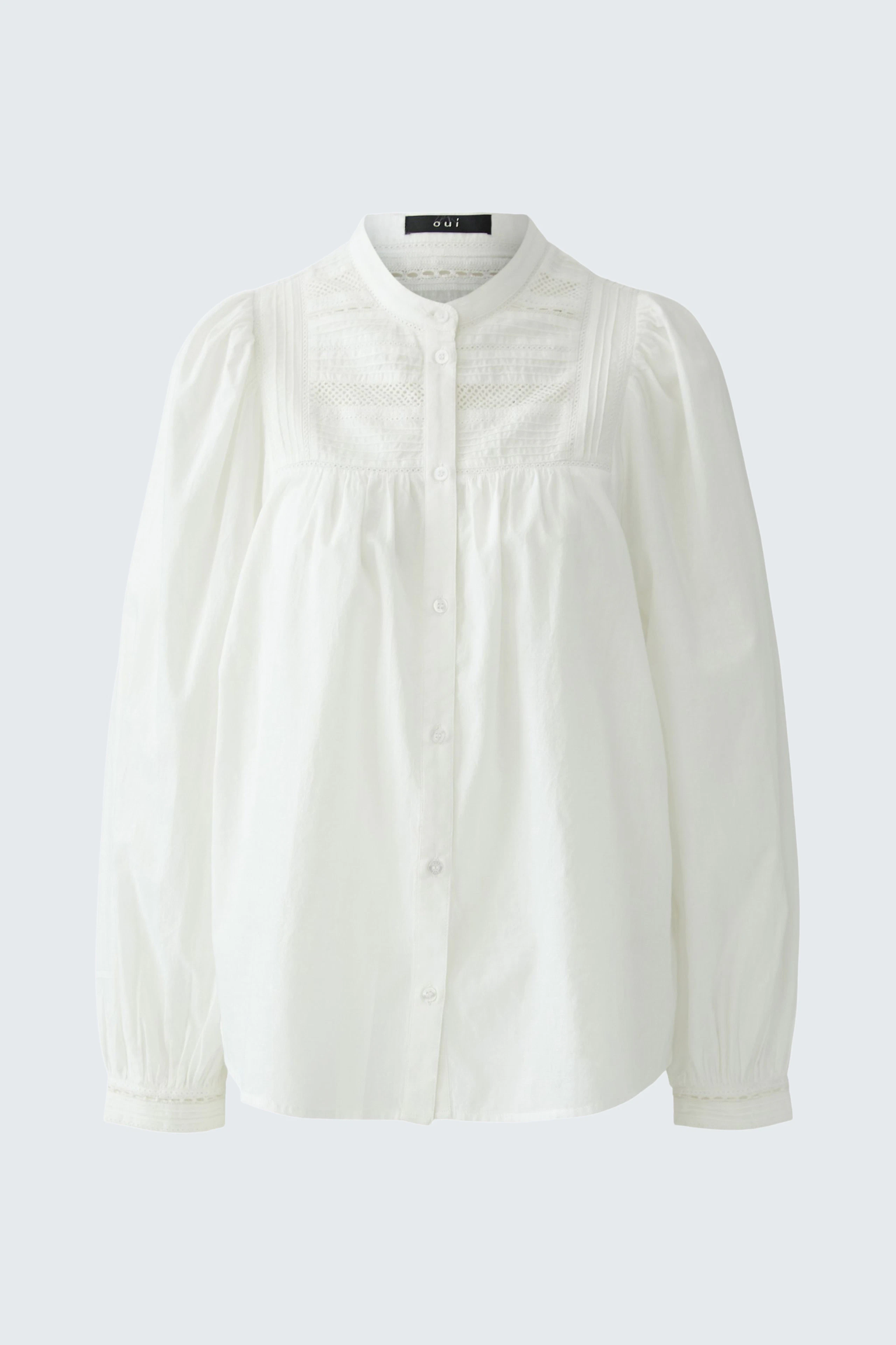 Weiße Damen-Bluse mit Knopfleiste und dezenten Details, ohne Model präsentiert.