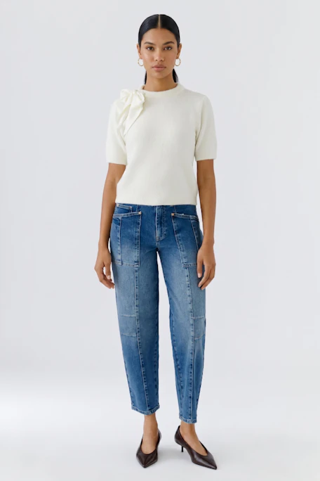 Jeans Barrel: Lässige Damen-Jeans mit weitem Schnitt und großen Taschen, ideal für einen entspannten Look.