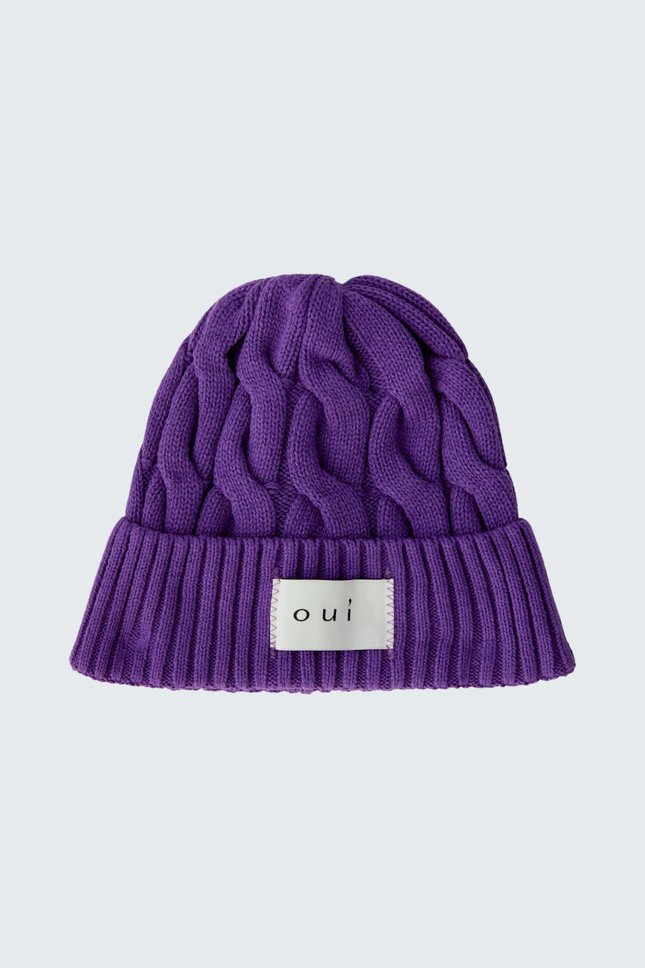 Lila Mütze: Strickmütze mit Zopfmuster und Oui-Logo, ideal für kalte Tage.