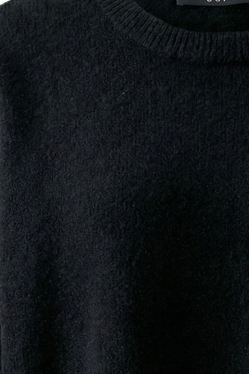 Schlichter Damen-Pullover: Schwarzer Strickpullover ohne Muster, ideal für vielseitige Kombinationen.