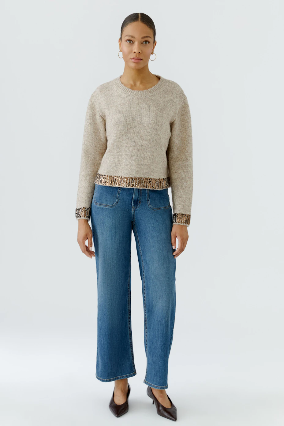 Casual women's pullover: Beige knit pullover with textured hem and cuffs, perfect for a relaxed look.
