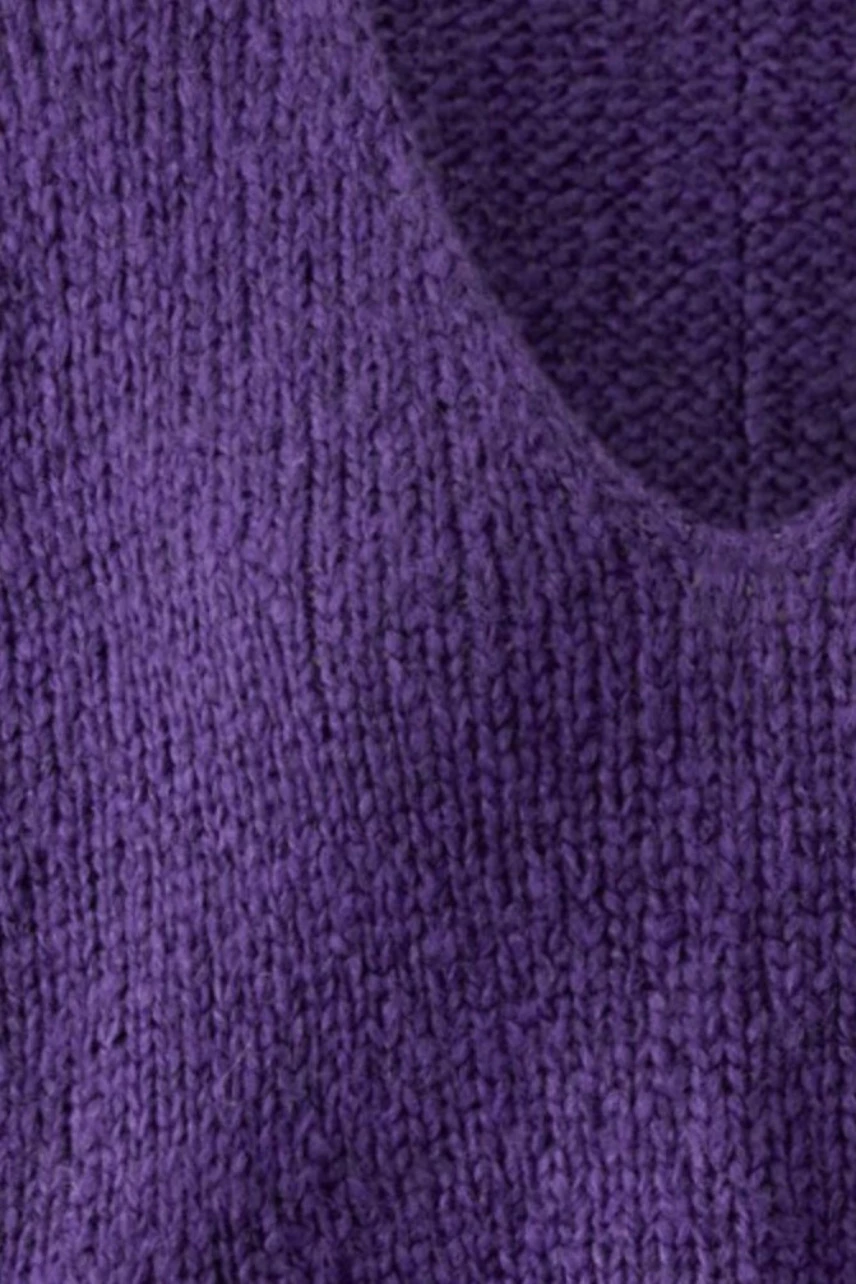 Lila Damen-Pullover: Nahaufnahme eines grob gestrickten Pullovers mit V-Ausschnitt, ohne Model.