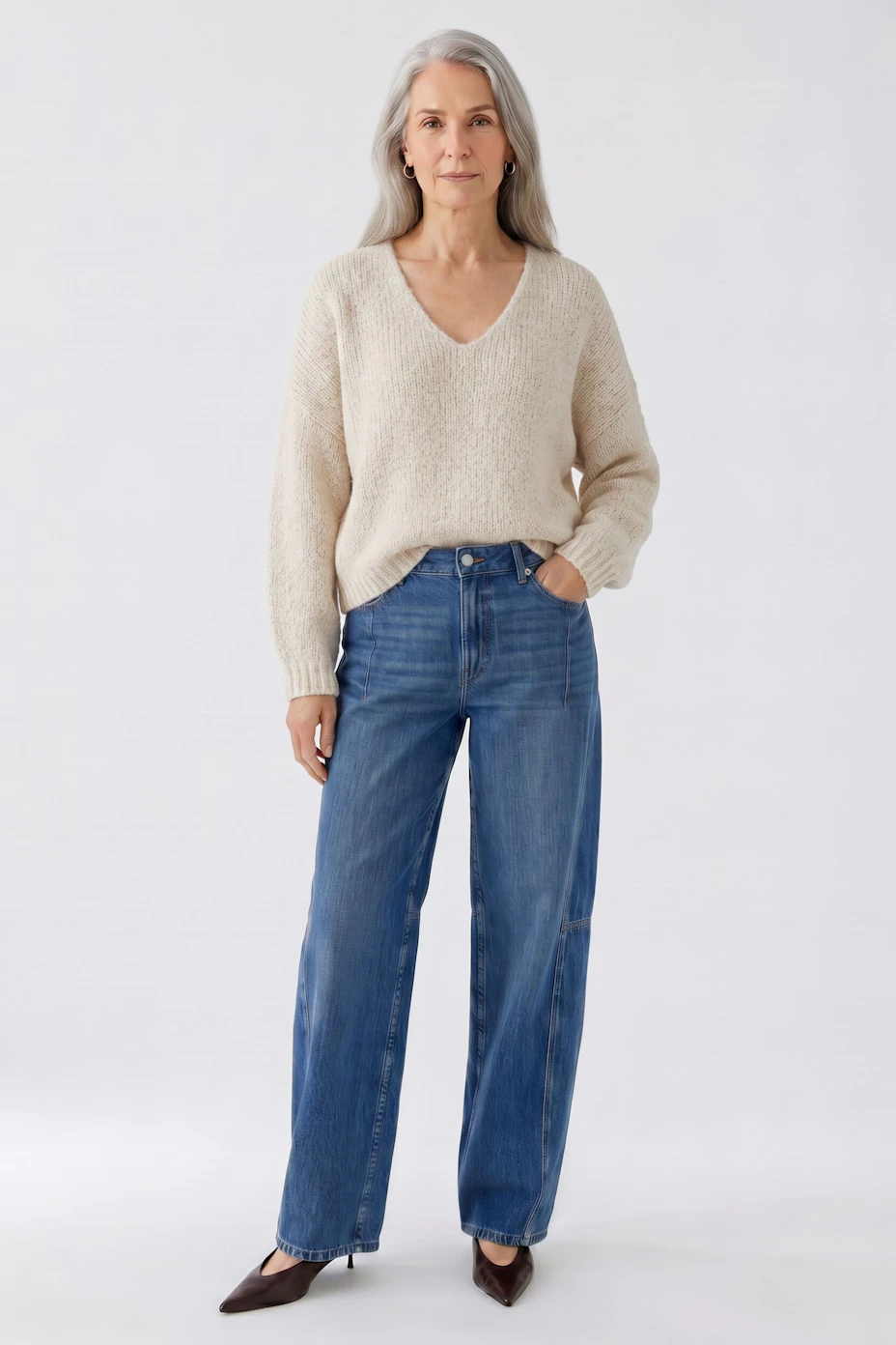 Beiger Damen-Pullover: Weicher Strickpullover mit V-Ausschnitt, ideal für lässige Outfits.