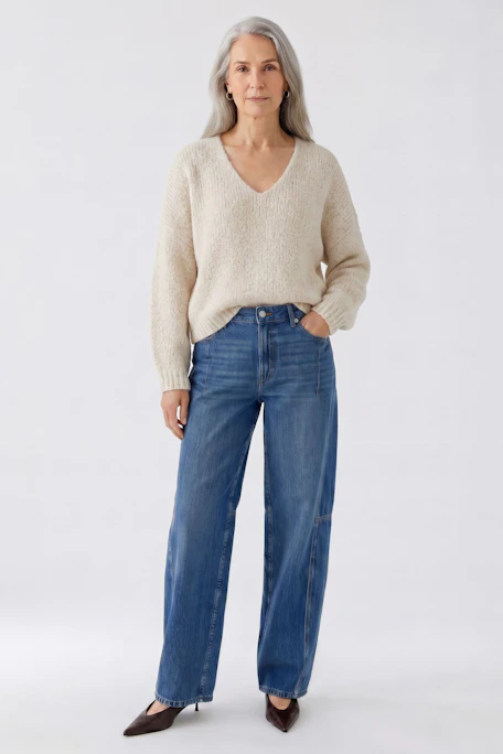 Beiger Damen-Pullover: Weicher Strickpullover mit V-Ausschnitt, ideal für lässige Outfits.