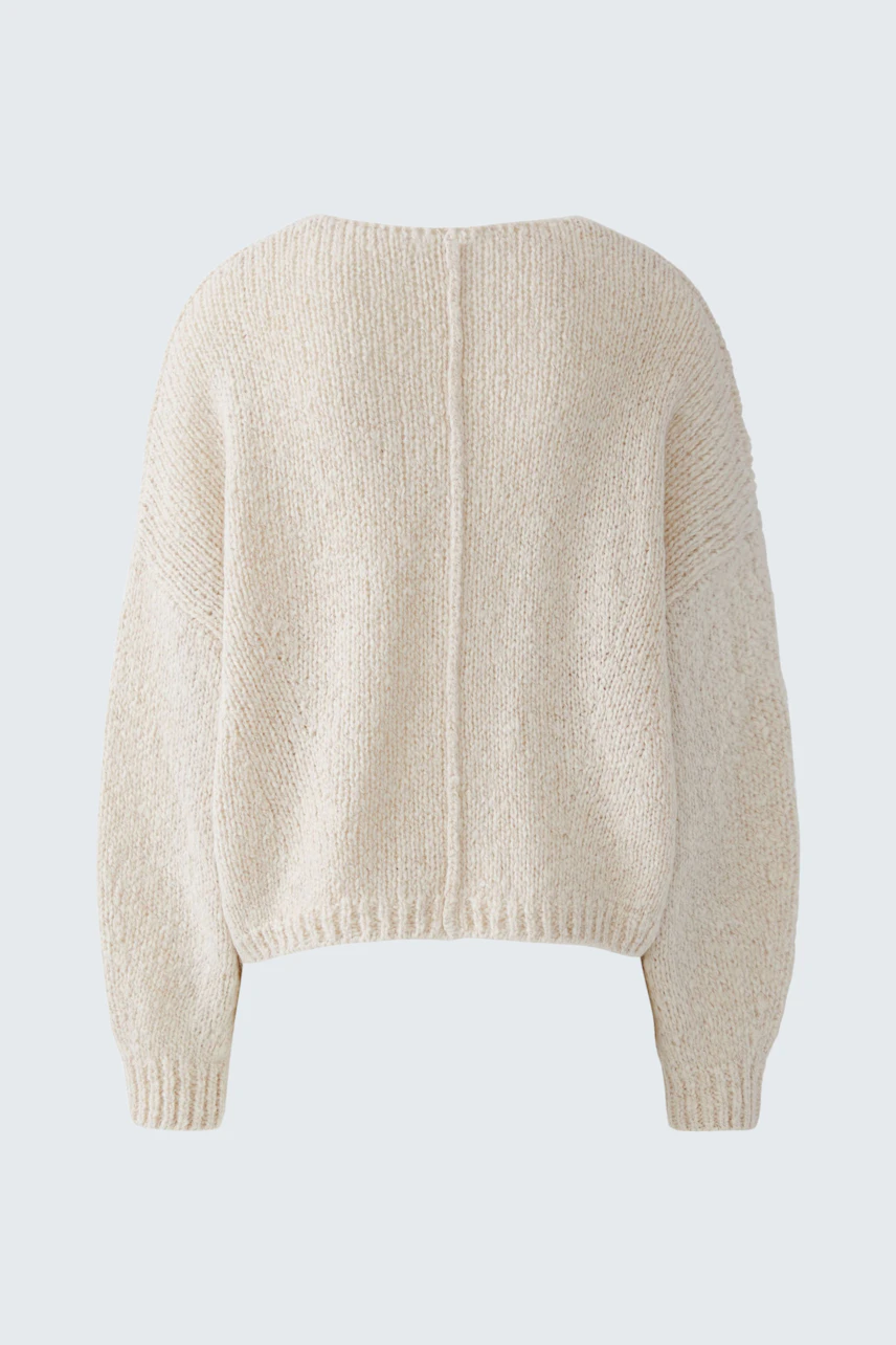 Cozy women's pullover: Cream knit pullover with relaxed fit, perfect for casual comfort.