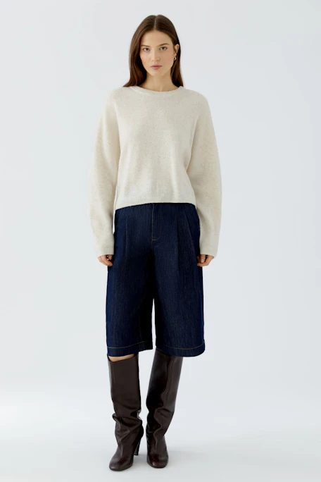 Bundfaltenhose aus Denim: Weite, knielange Hose ohne Model, ideal für lässige Outfits.