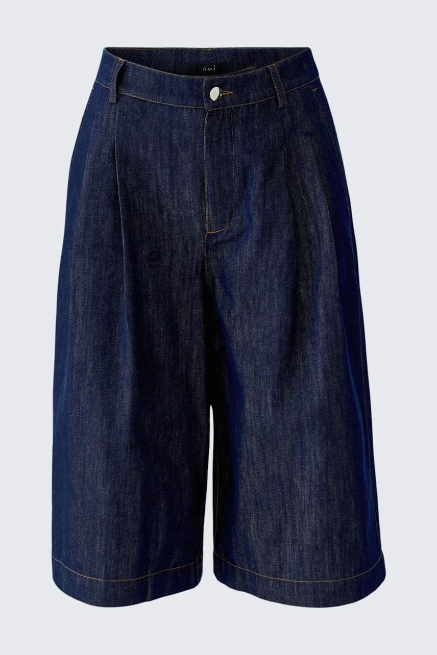 Casual pleated trousers: Dark denim pleated trousers with a relaxed fit, perfect for everyday wear.
