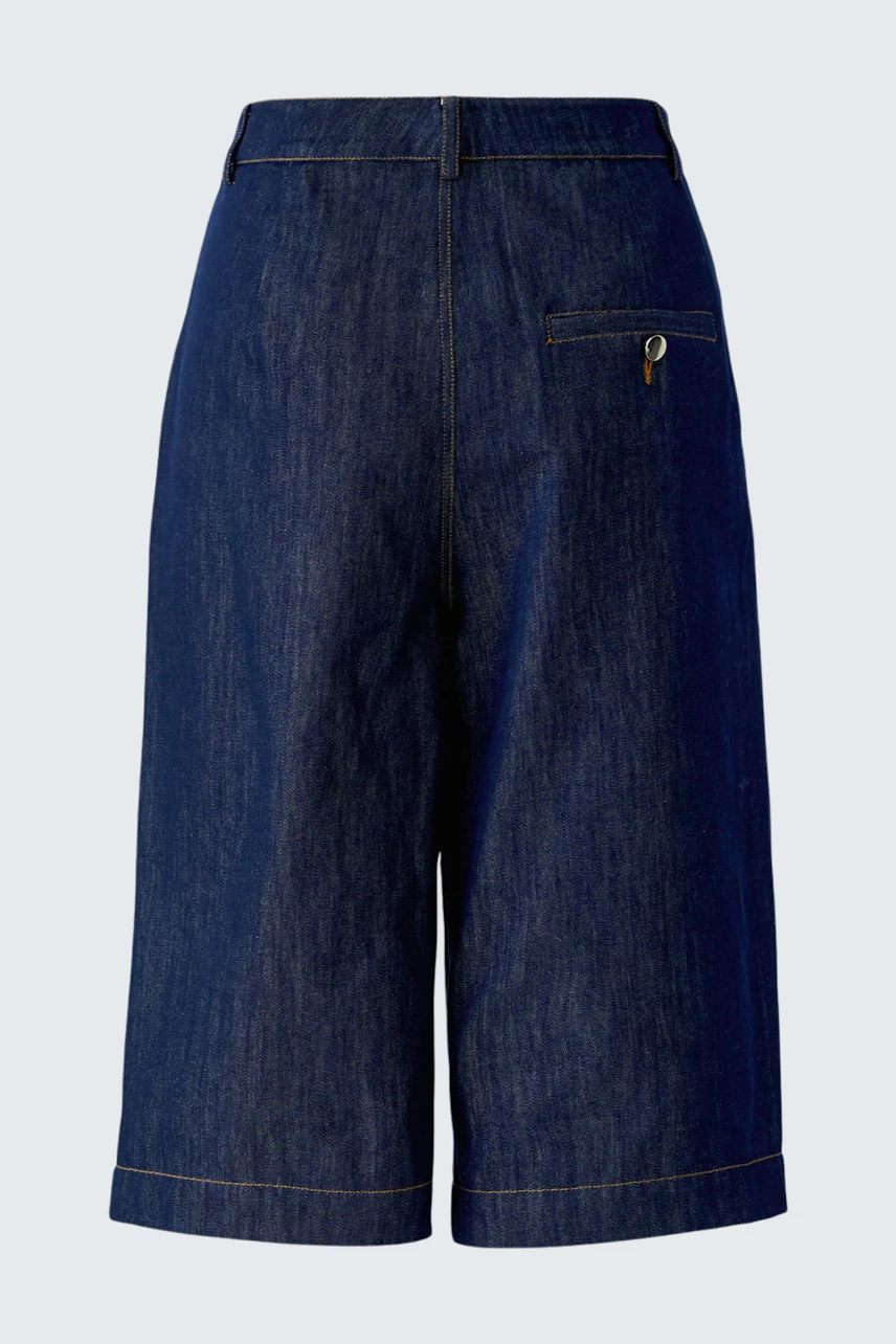 Casual pleated trousers: Dark denim pleated trousers with a relaxed fit, perfect for everyday wear.