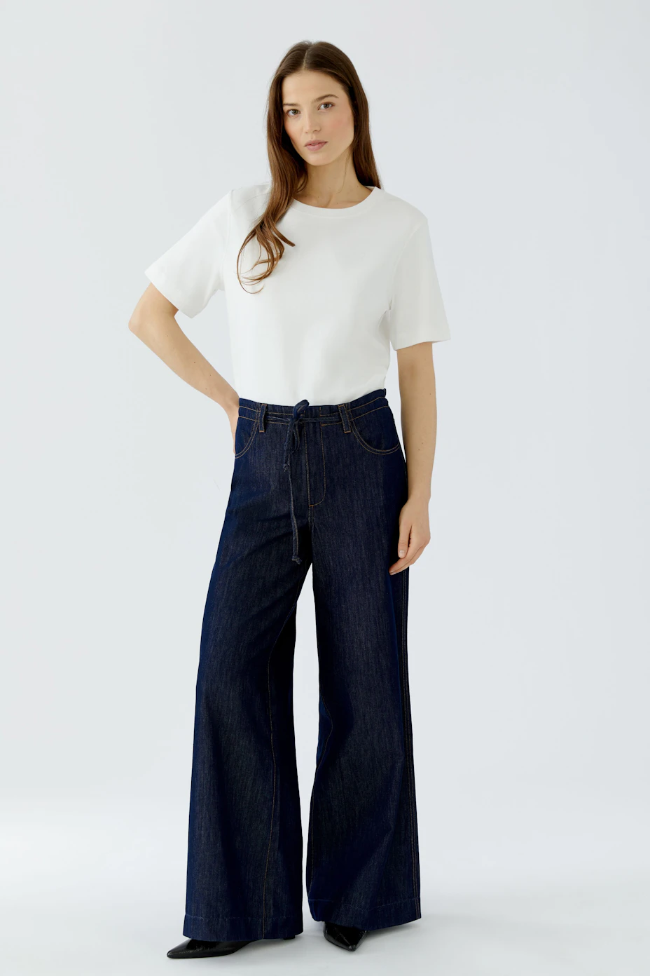 Jeans Wide Leg: Dunkelblaue, weite Damenjeans ohne Model, schlicht und vielseitig kombinierbar.