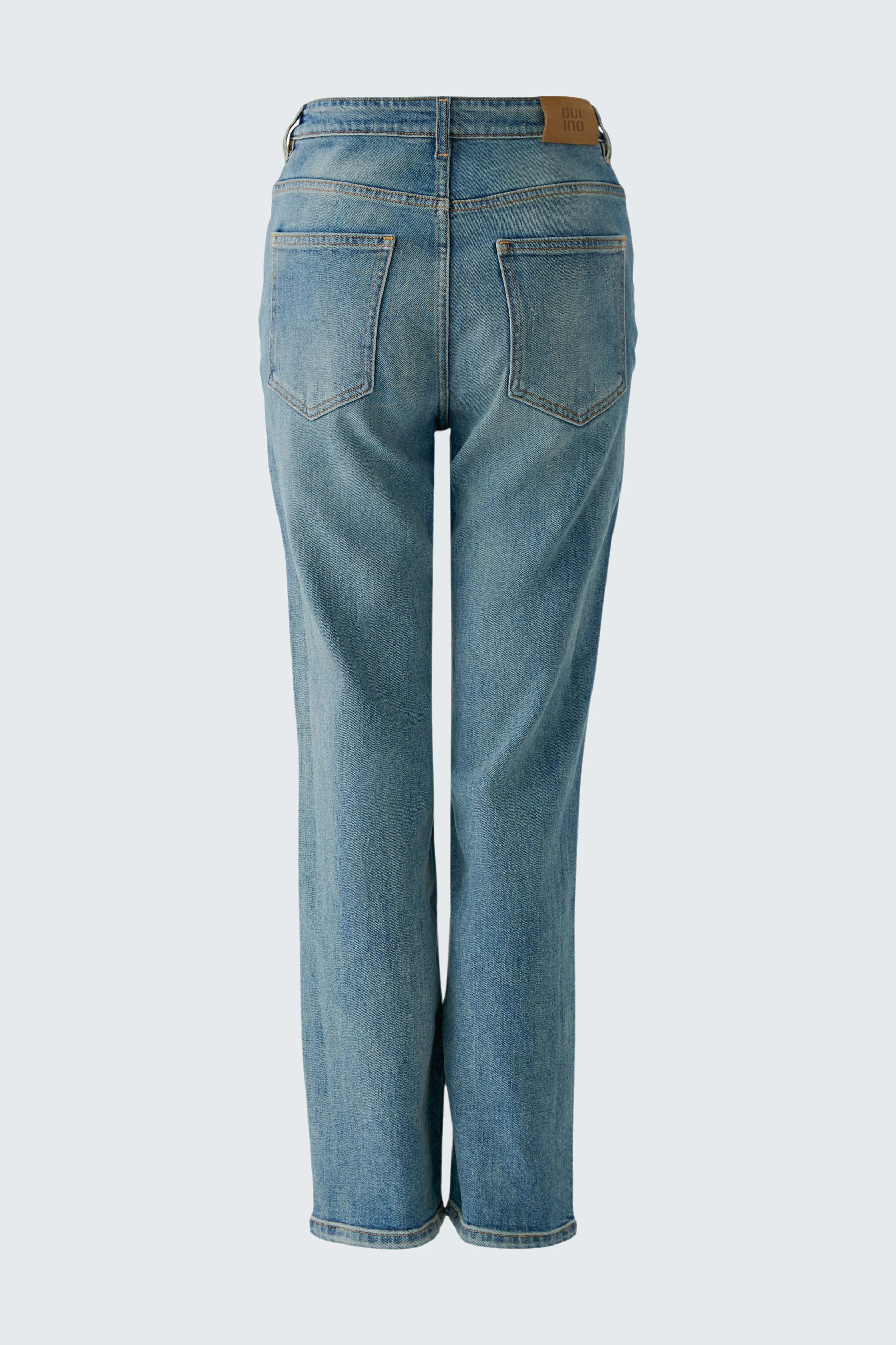Relaxed jeans for women: Back view of blue denim jeans with a comfortable fit and classic pocket design.