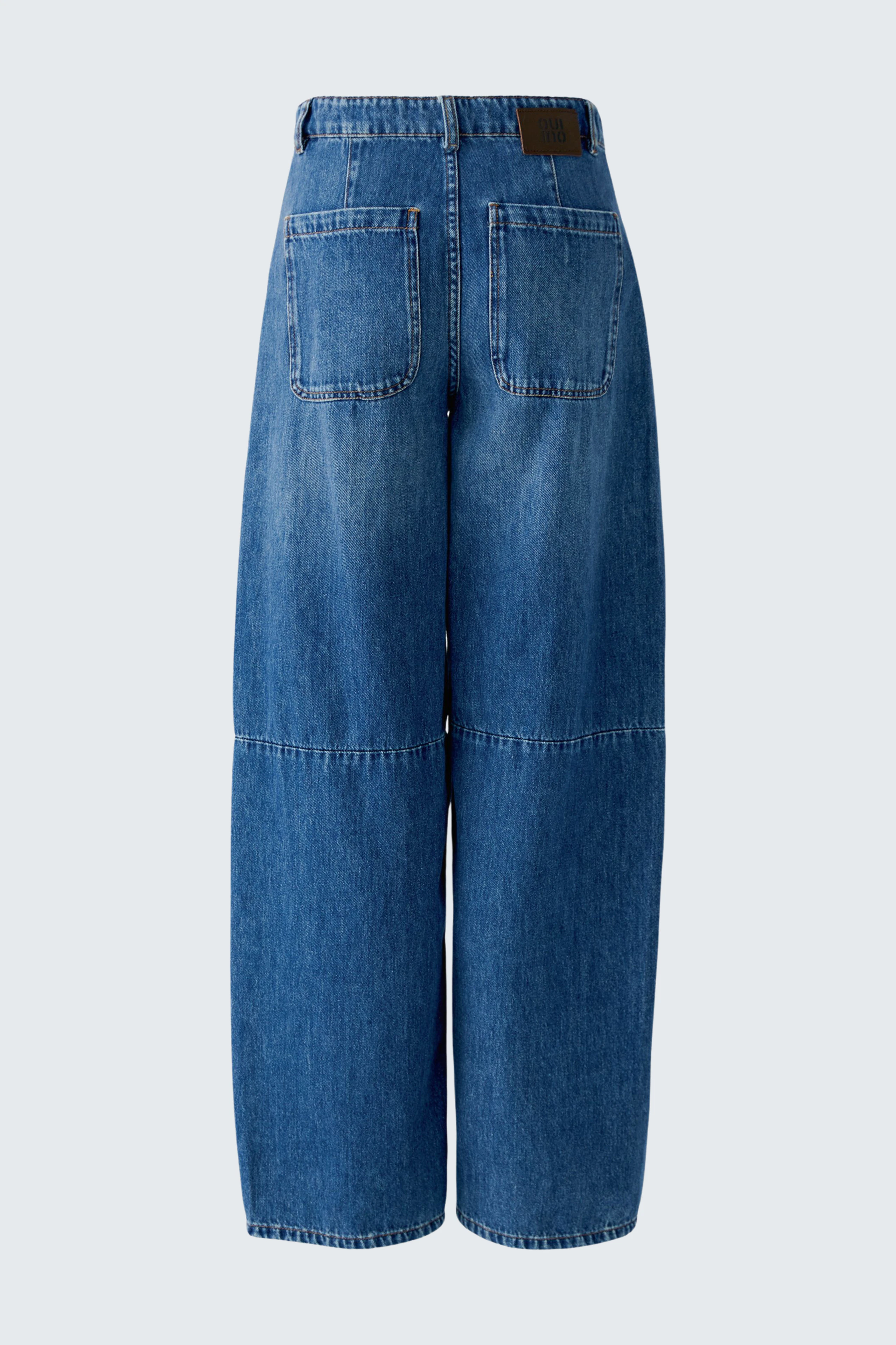 Casual Barrel Jeans: Blue wide-leg jeans with back pockets, perfect for a relaxed, stylish look.