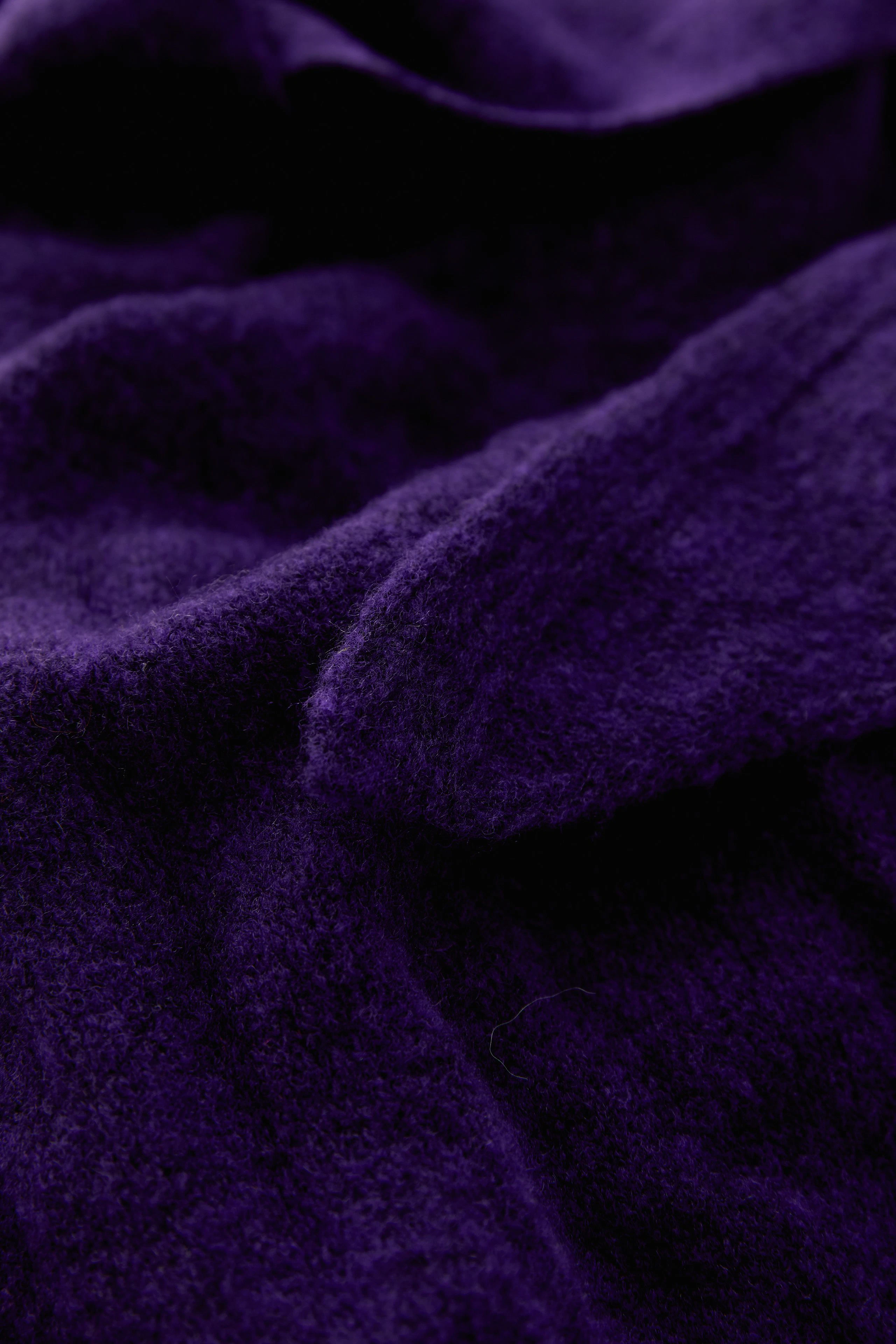 Weicher lila Schal aus flauschigem Material, ideal für kalte Tage. Perfekt zum Kuscheln und Wohlfühlen.