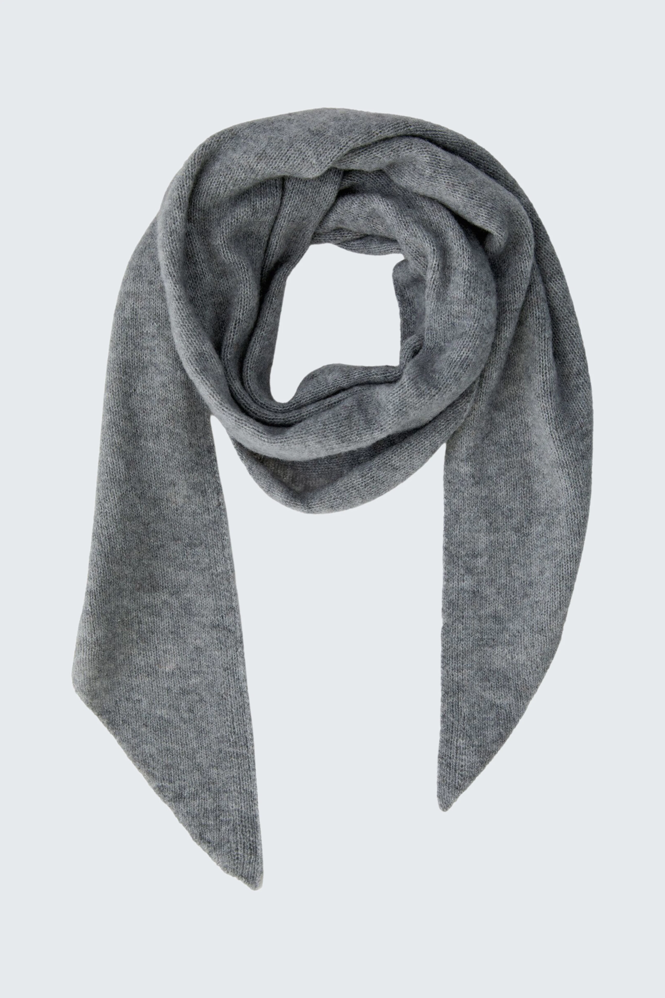 Grauer Schal aus weichem Stoff, ideal für kühle Tage. Zeitloses Accessoire für vielseitige Looks.