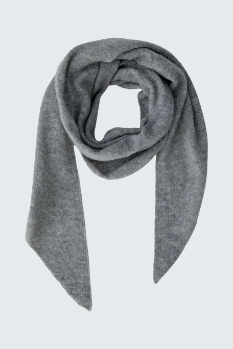 Grauer Schal aus weichem Stoff, ideal für kühle Tage. Zeitloses Accessoire für vielseitige Looks.