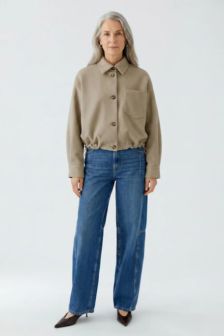 Casual women's jacket: Beige button-up jacket with a front pocket, perfect for layering.