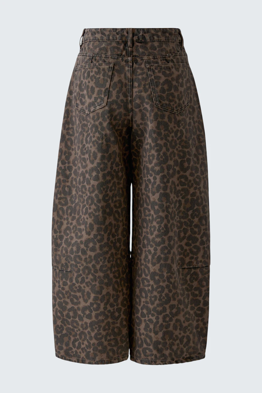 Jeans Barrel: Weite Damenhose mit modernem Leopardenmuster, ohne Model präsentiert.