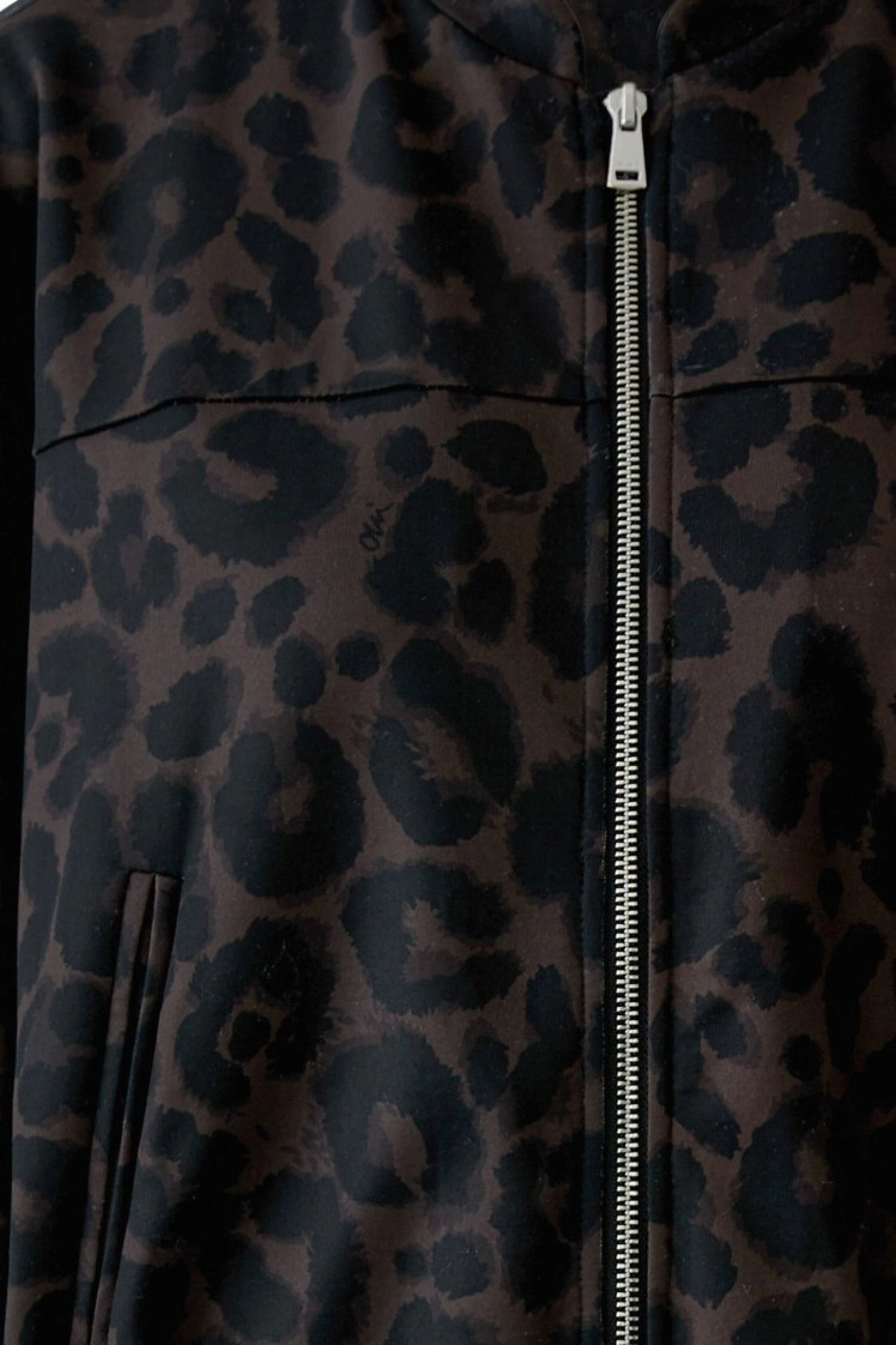 Blouson mit Leopardenmuster: Nahaufnahme des Reißverschlusses und des Musters, ohne Model.