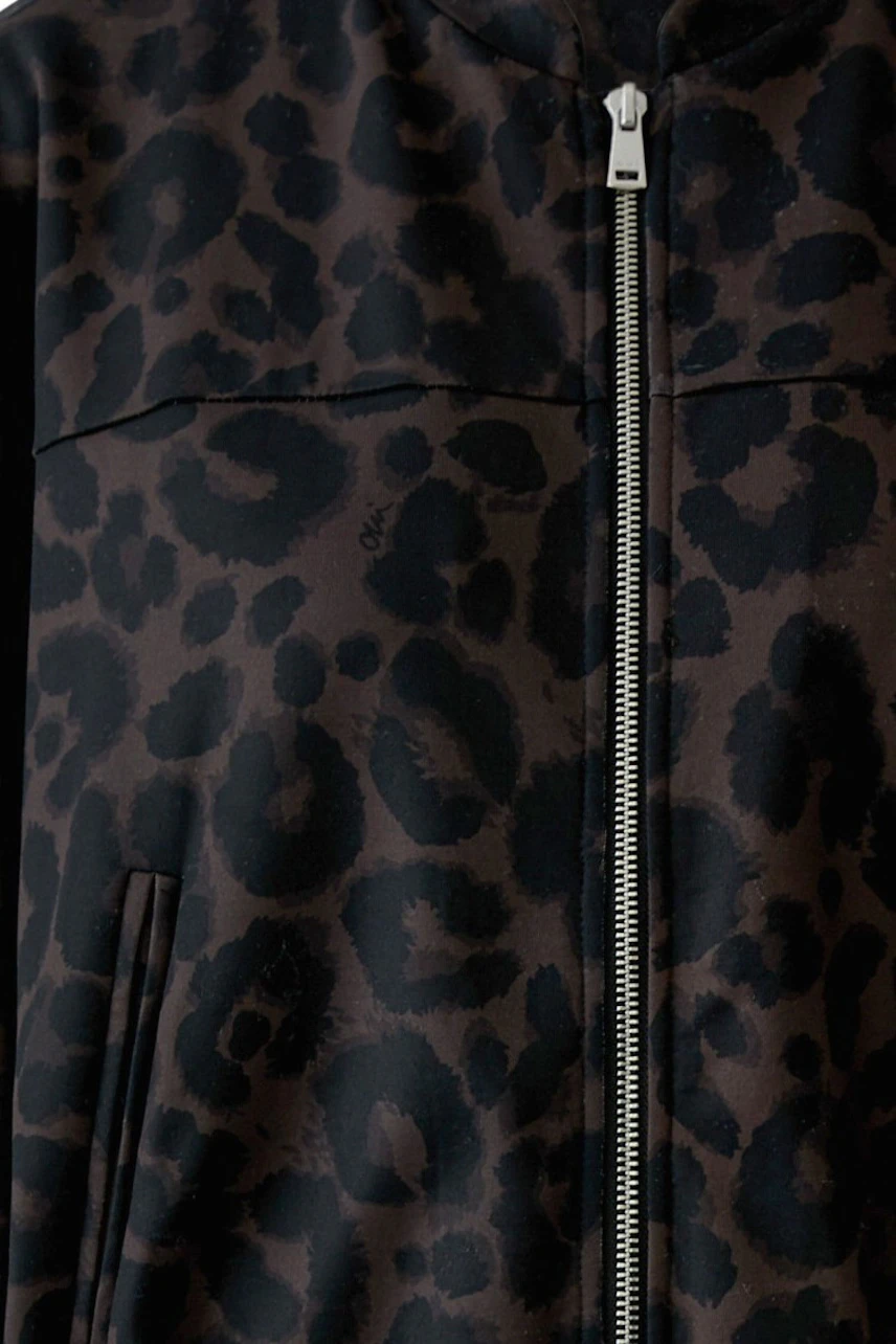 Blouson mit Leopardenmuster: Nahaufnahme des Reißverschlusses und des Musters, ohne Model.