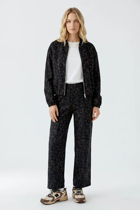 Leopard print blouson: Casual women's jacket with zip closure, perfect for a trendy, relaxed look.