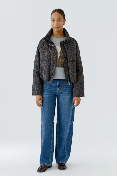 Women's outdoor jacket: Cropped, quilted design with a bold leopard print, perfect for casual outings.