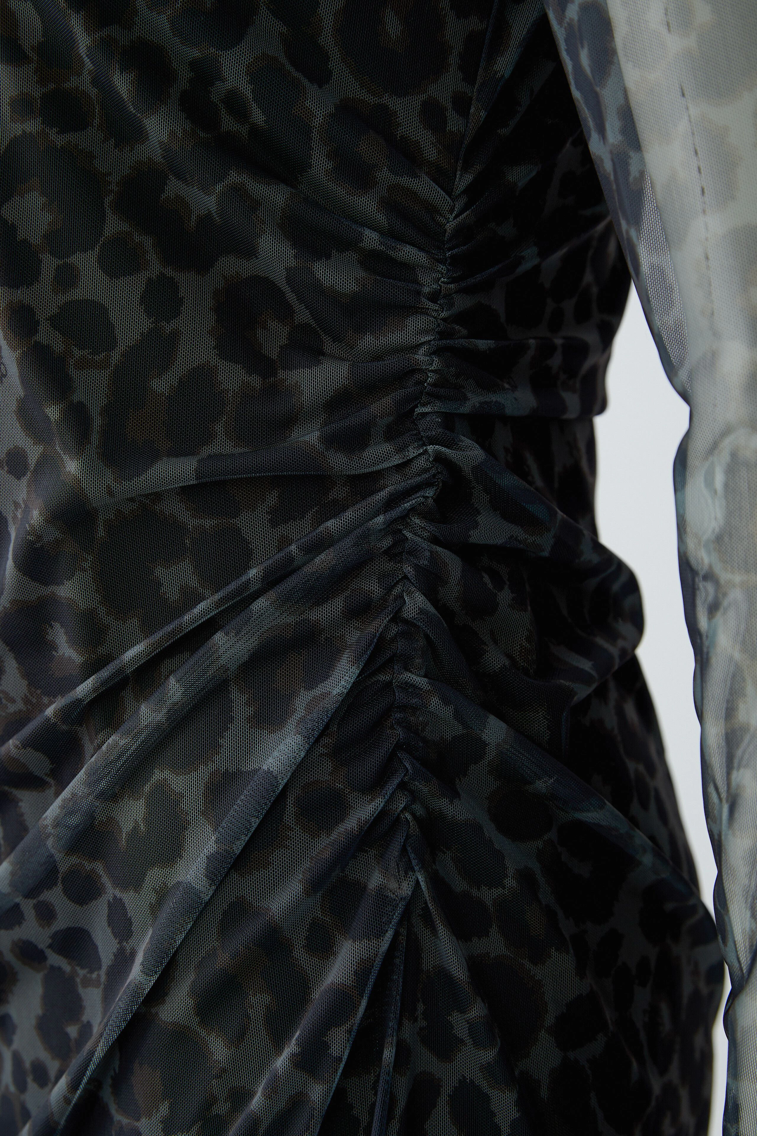 Midikleid mit Raffung: Detailaufnahme des Stoffes mit dunklem Leopardenmuster, ohne Model.