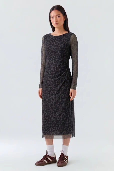 Schwarzes Midikleid mit transparenten Ärmeln und dezentem Muster, perfekt für einen stilvollen Auftritt.