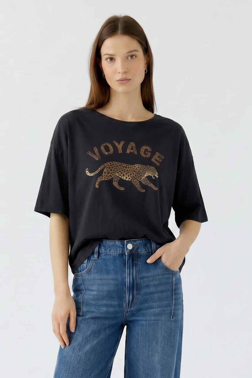 Schwarzes Damen-T-Shirt: Frau im lässigen T-Shirt mit Leopardenmotiv und Schriftzug "Voyage".